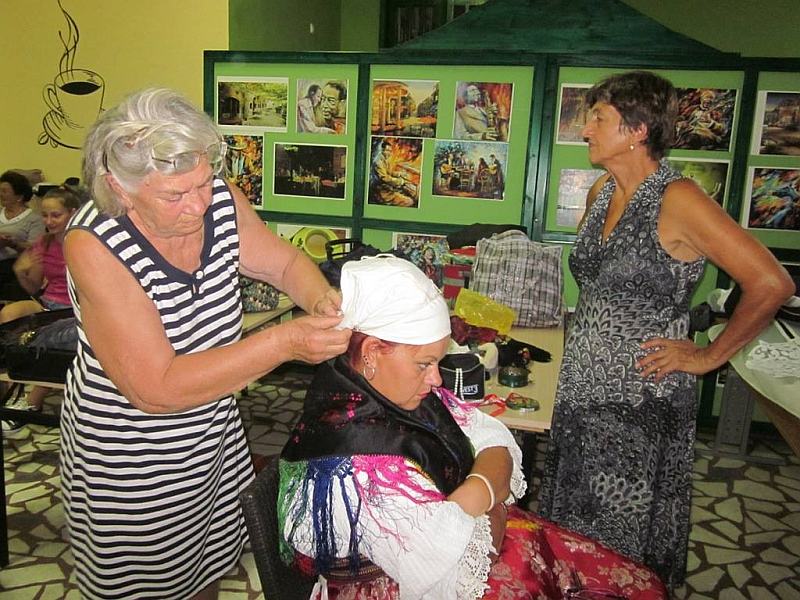 zensko tradicijsko cesljanje sl.3