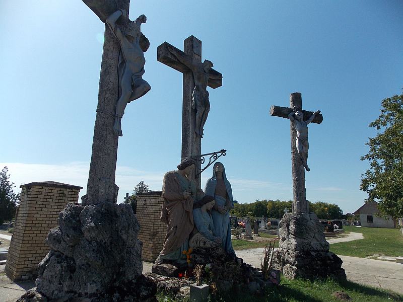 bezdanski krizevi i kipovi