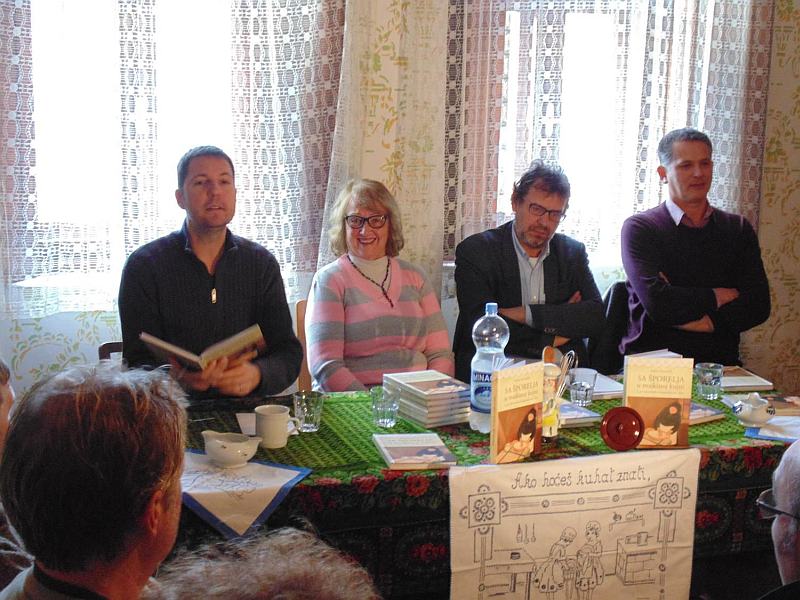 Sa sporelja u majkinoj kujni predstavljanje