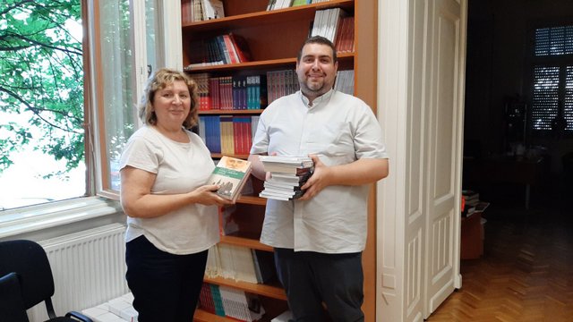 dar za biskupijsku knjiznicu Drazen i KC s knjigama